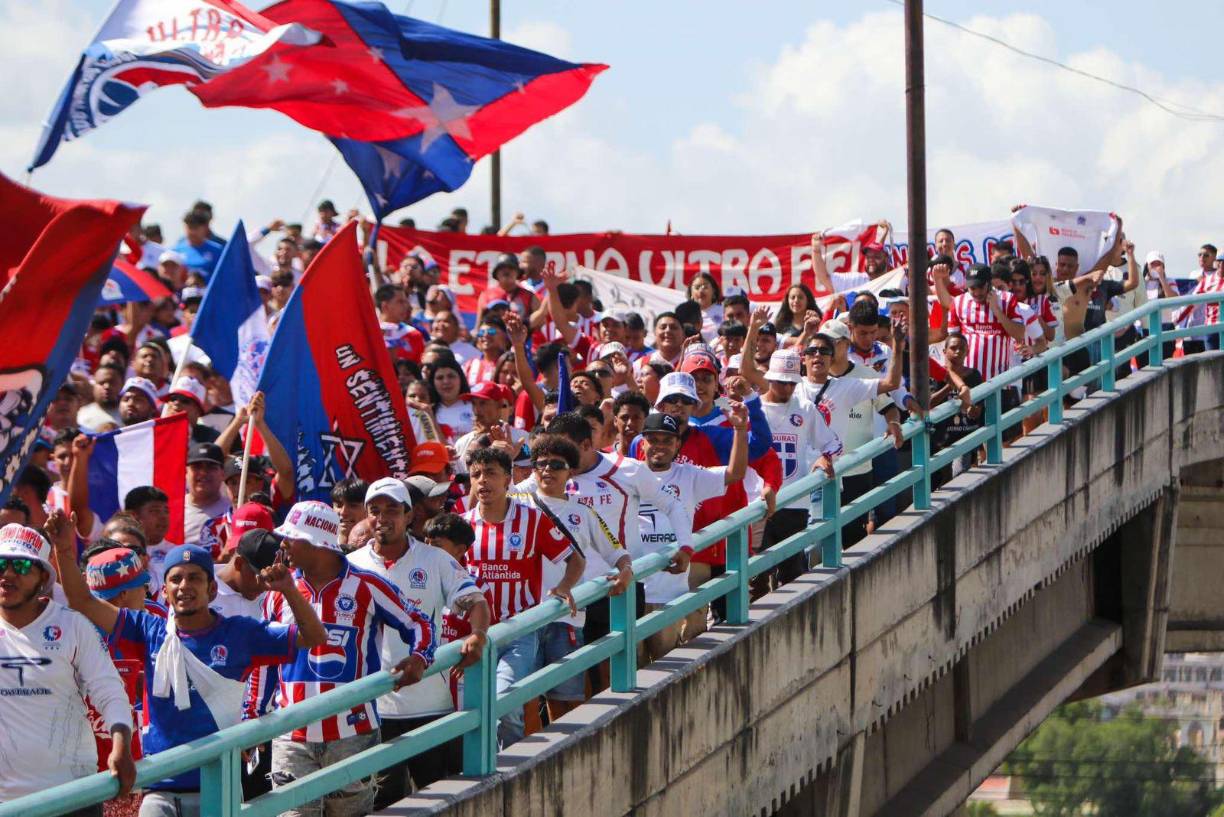 Así se vivió el ambiente en las afueras y graderías del recinto capitalino antes del inicio del partido.