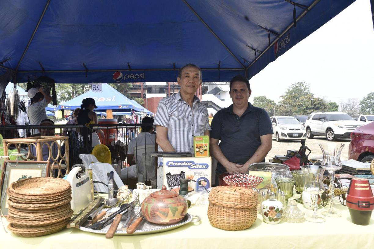  El escritor Jorge Alberto Cotto decidió inscribirse en el Flea Market luego de conocer del evento gracias a que es suscriptor de LA PRENSA. El sampedrano es sobreviviente de cáncer y hoy se mostró entusiasmado por el interés que muestran los compradores en su colección de libros y antigüedades.