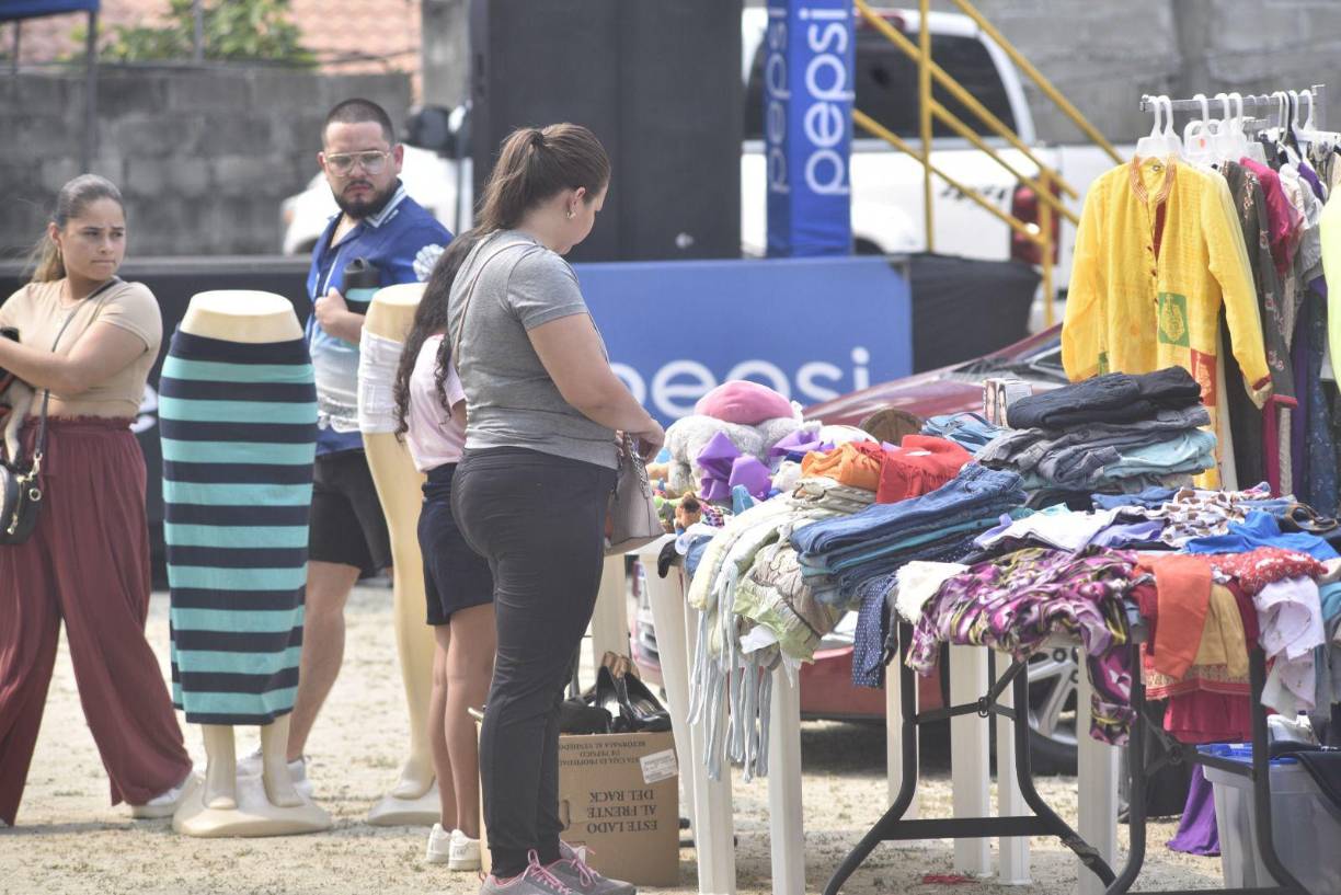 Este año, más de 60 emprendedores se sumaron a esta iniciativa, que se está desarrollando en el bulevar José Antonio Peraza, frente a la Universidad Católica de Honduras, donde los sampedranos podrán encontrar productos como libros, antigüedades, ropa, calzado, artículos de la cultura asiática y coleccionables.