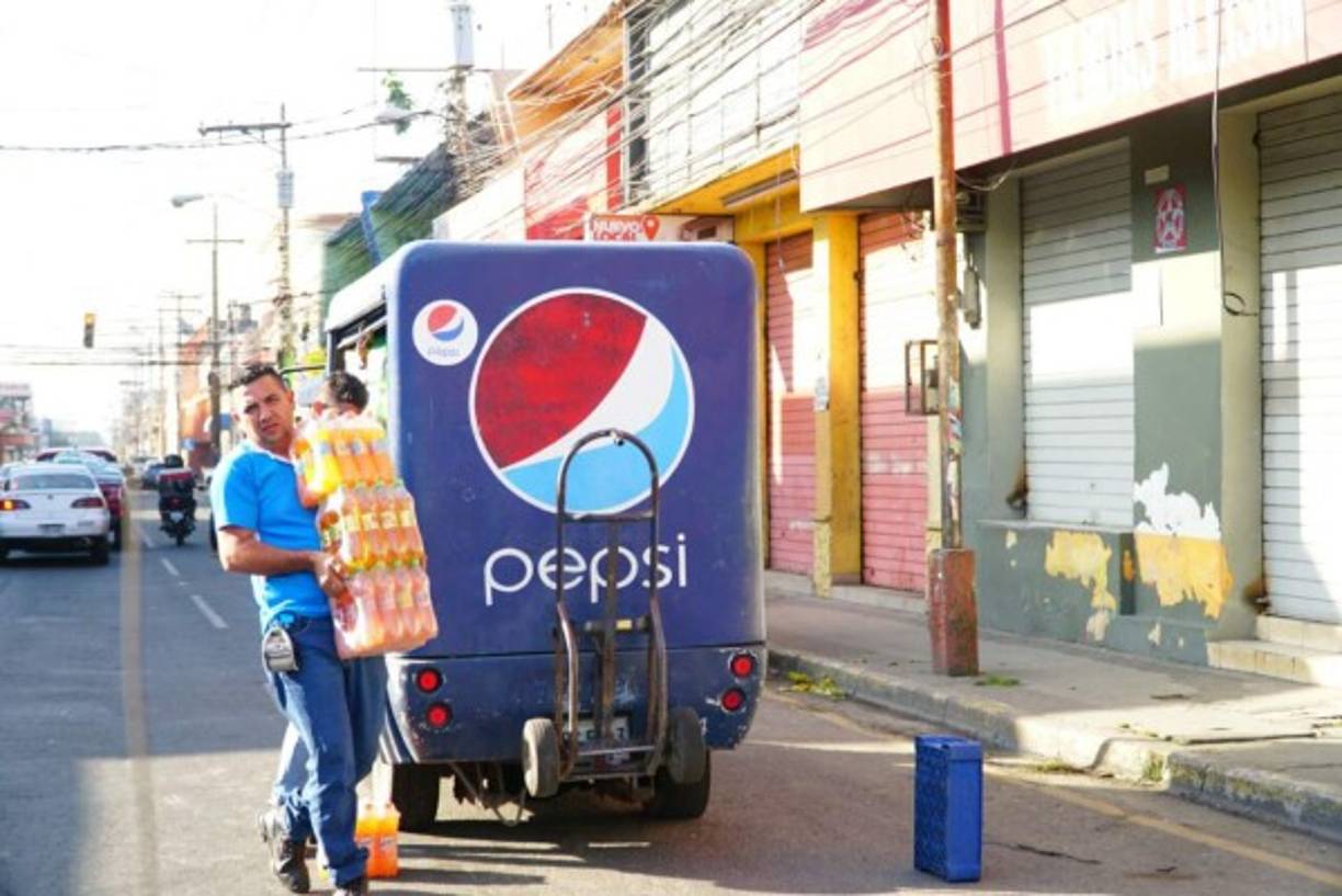 Los negocios han comenzado a reabastecerse para atender a sus clientes.