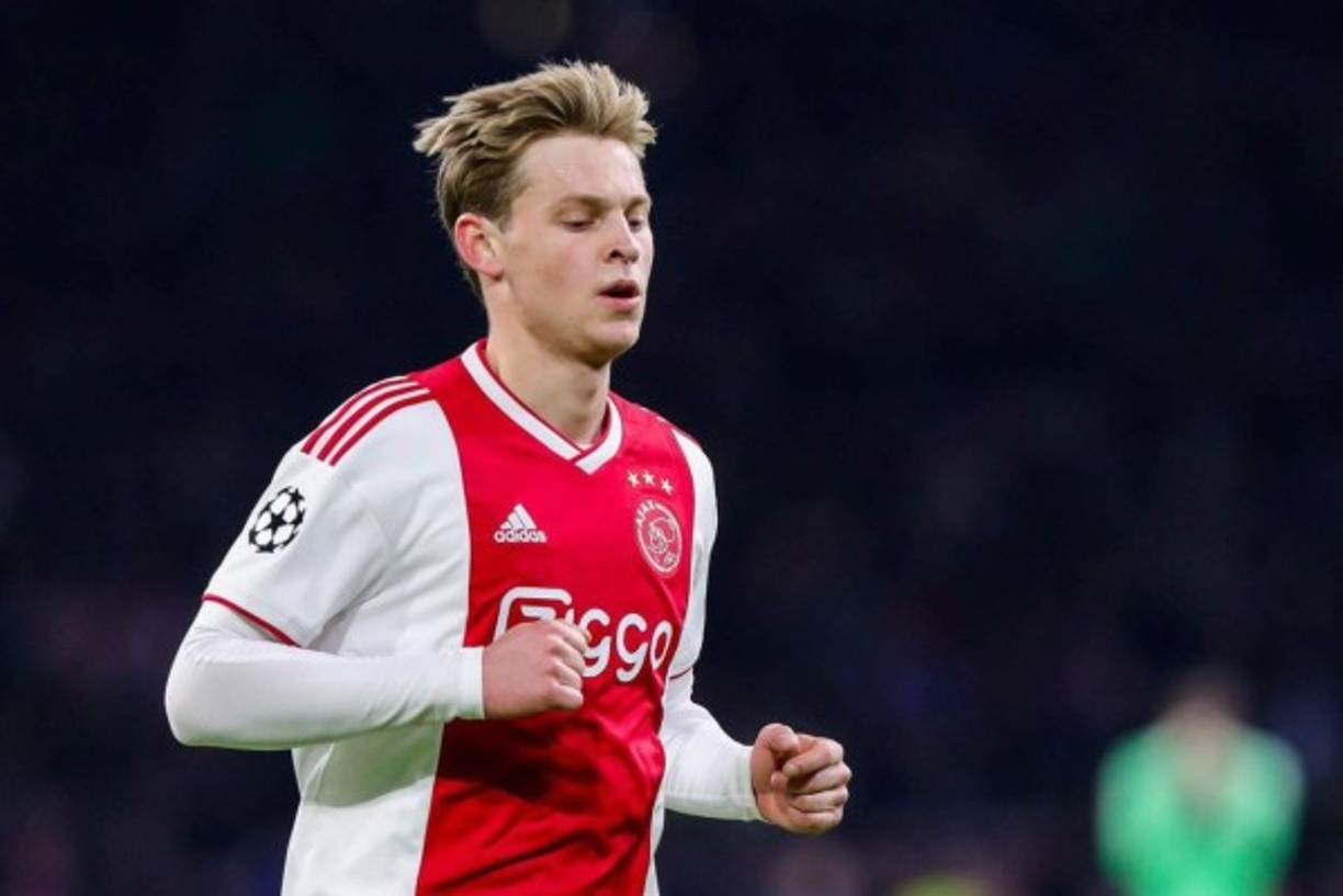 Frenkie De Jong, futbolista del Ajax que ha sido vinculado al Barcelona en los últimos tiempos, podría definir su futuro en breve. Así se desprende de las declaraciones de su agente, Ali Dursun, en una entrevista con el Voetbal International: 'La decisión se tomará en las próximas semanas'.