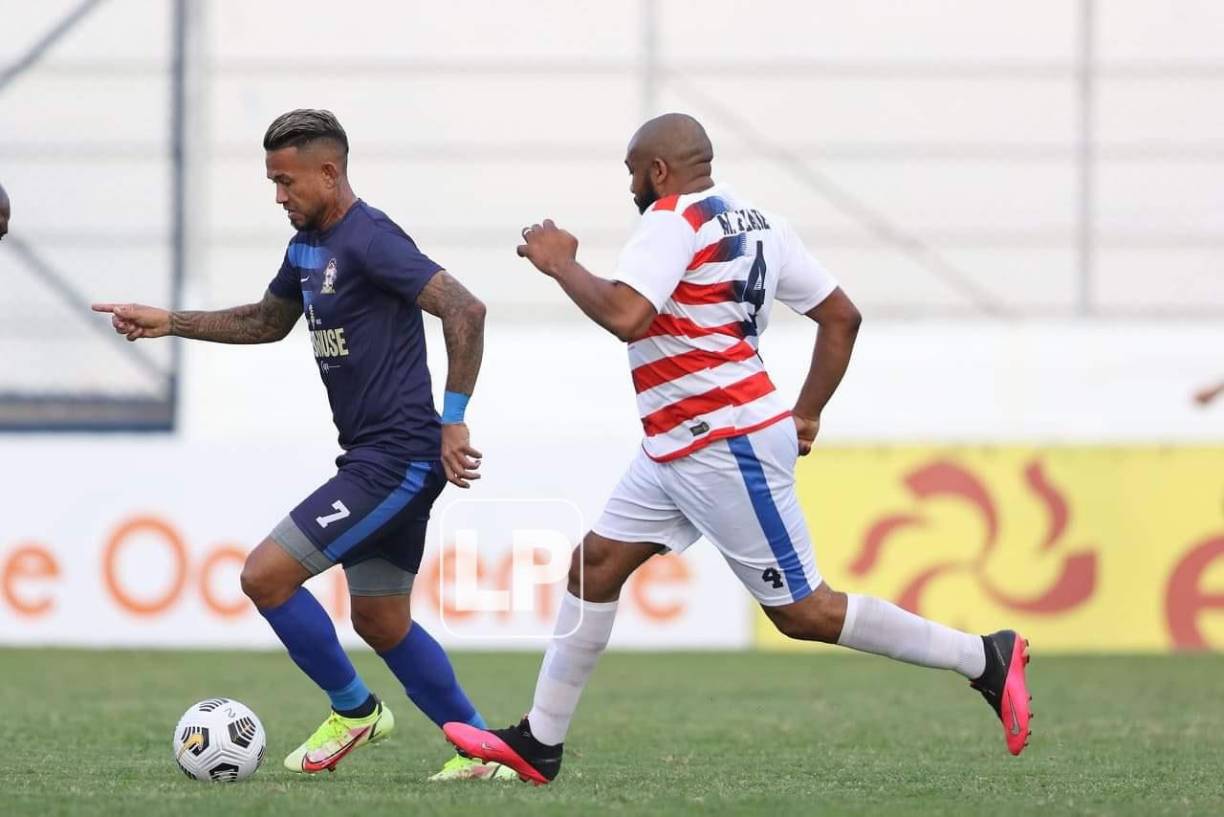 Wilson Palacios, algo pasadito de libras, persiguiendo al ‘Chino‘ Discua.