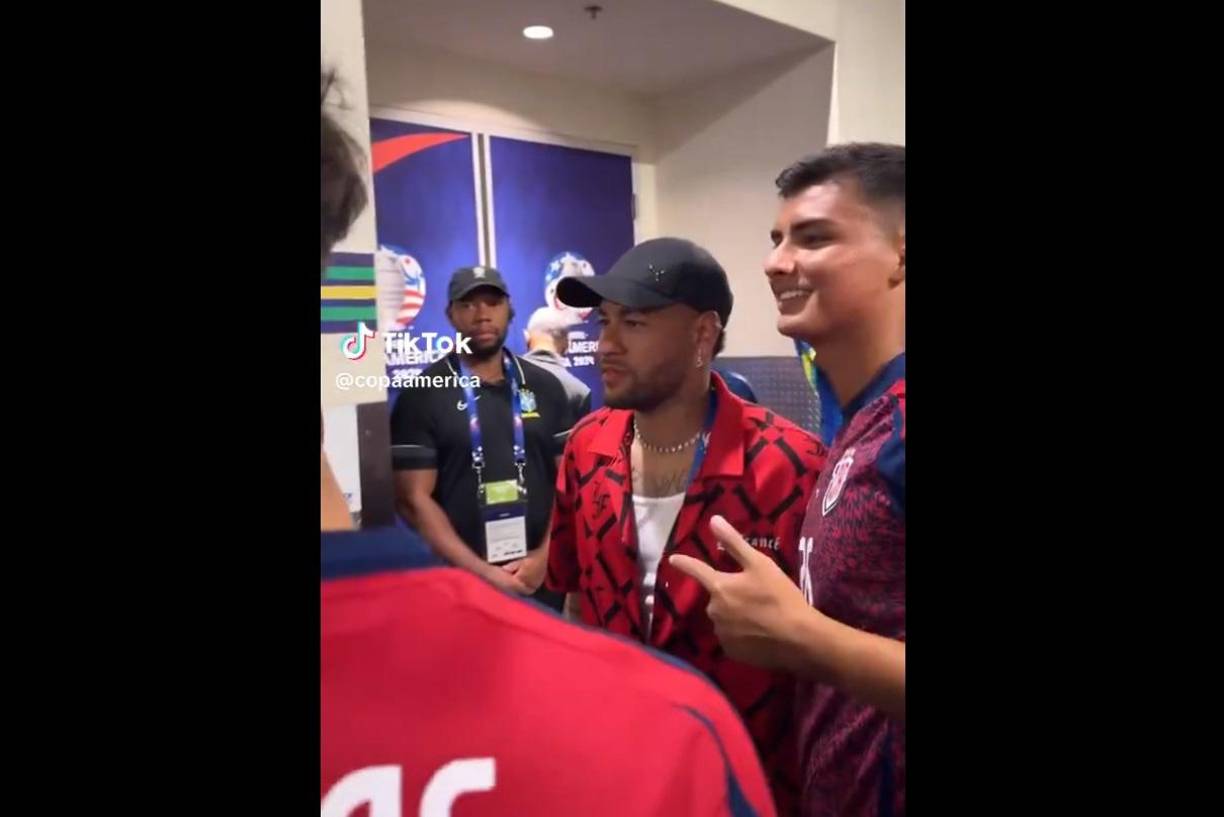 Douglas Sequeira también junto a Neymar al final del partido.