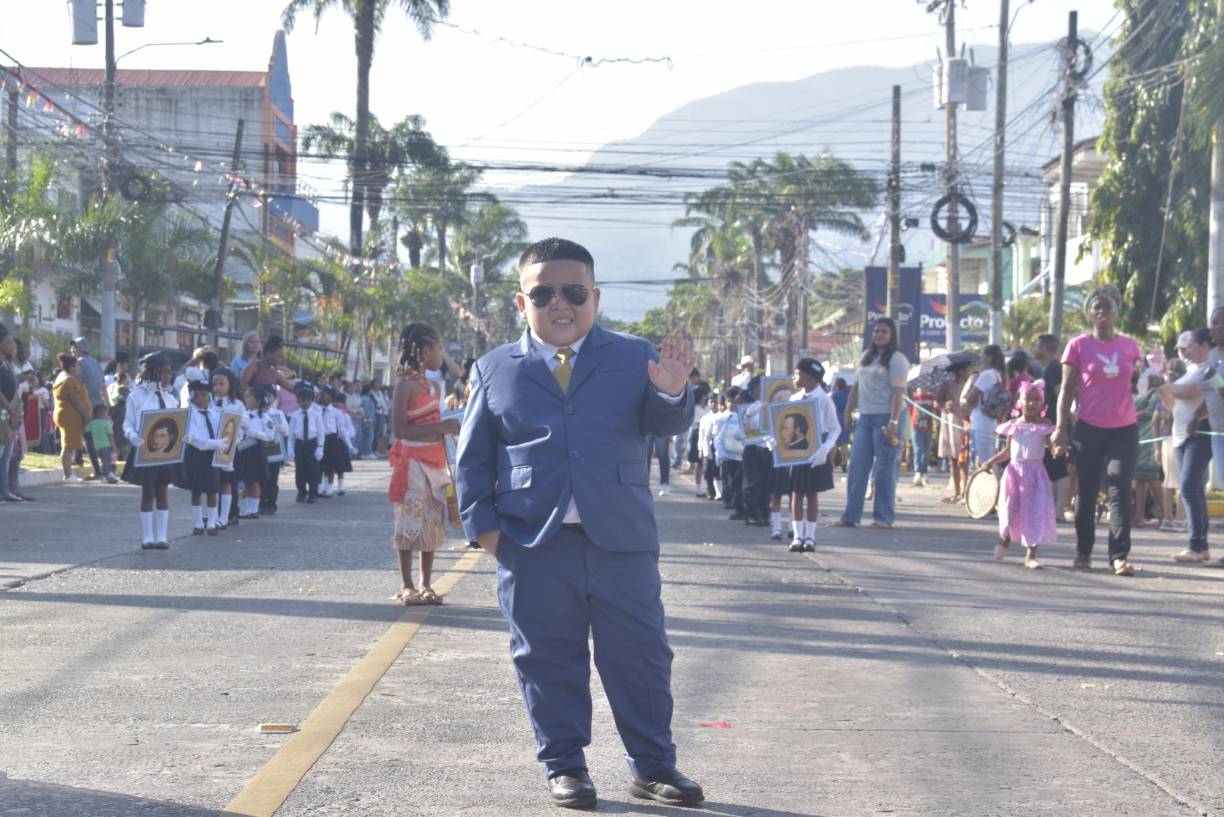 Con un estilo único, este niño se robó las miradas de los asistentes a los primeros desfiles de la Independencia en La Ceiba. 