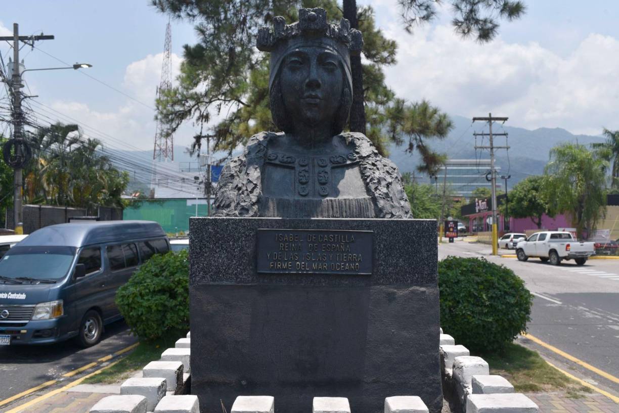 El primer busto del bulevar corresponde a Isabel de Castilla, reina de España. Fue una de las soberanas más importantes del país europeo, ya que durante su reinado se produjeron hechos que cambiarían la historia, como el descubrimiento de América.