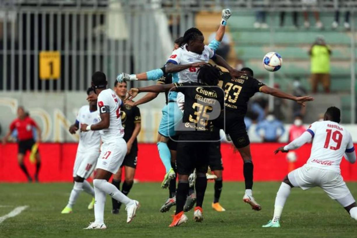 Jonathan Rougier salió a despejar un córner con los puños.