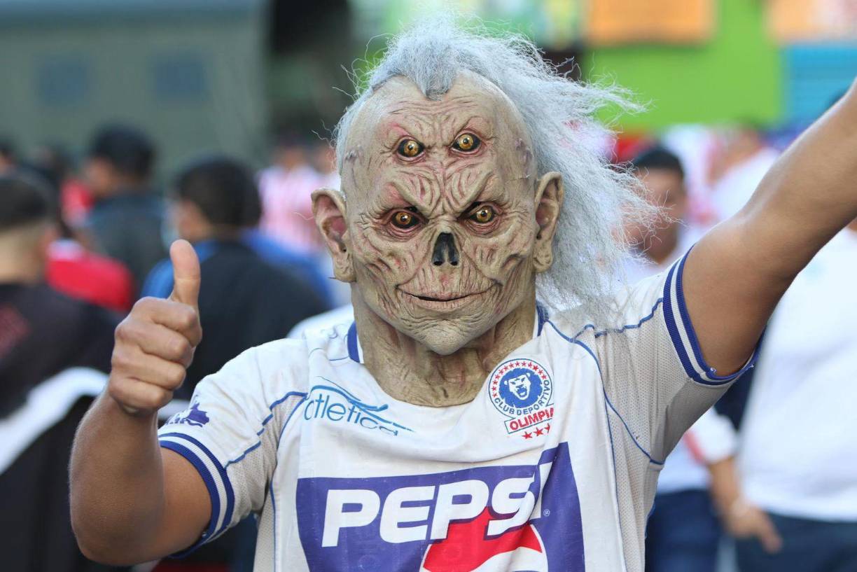 ¡De terror! Los enmascarados llegaron al Estadio Nacional para mostrar su apoyo a su equipo. 