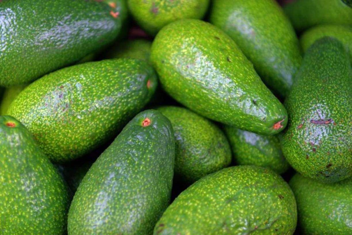 6. Para la piel. Se usa en mascarillas, cremas e hidratantes corporales. Las grasas monoinsaturadas del aguacate suavizan y tonifican la piel.