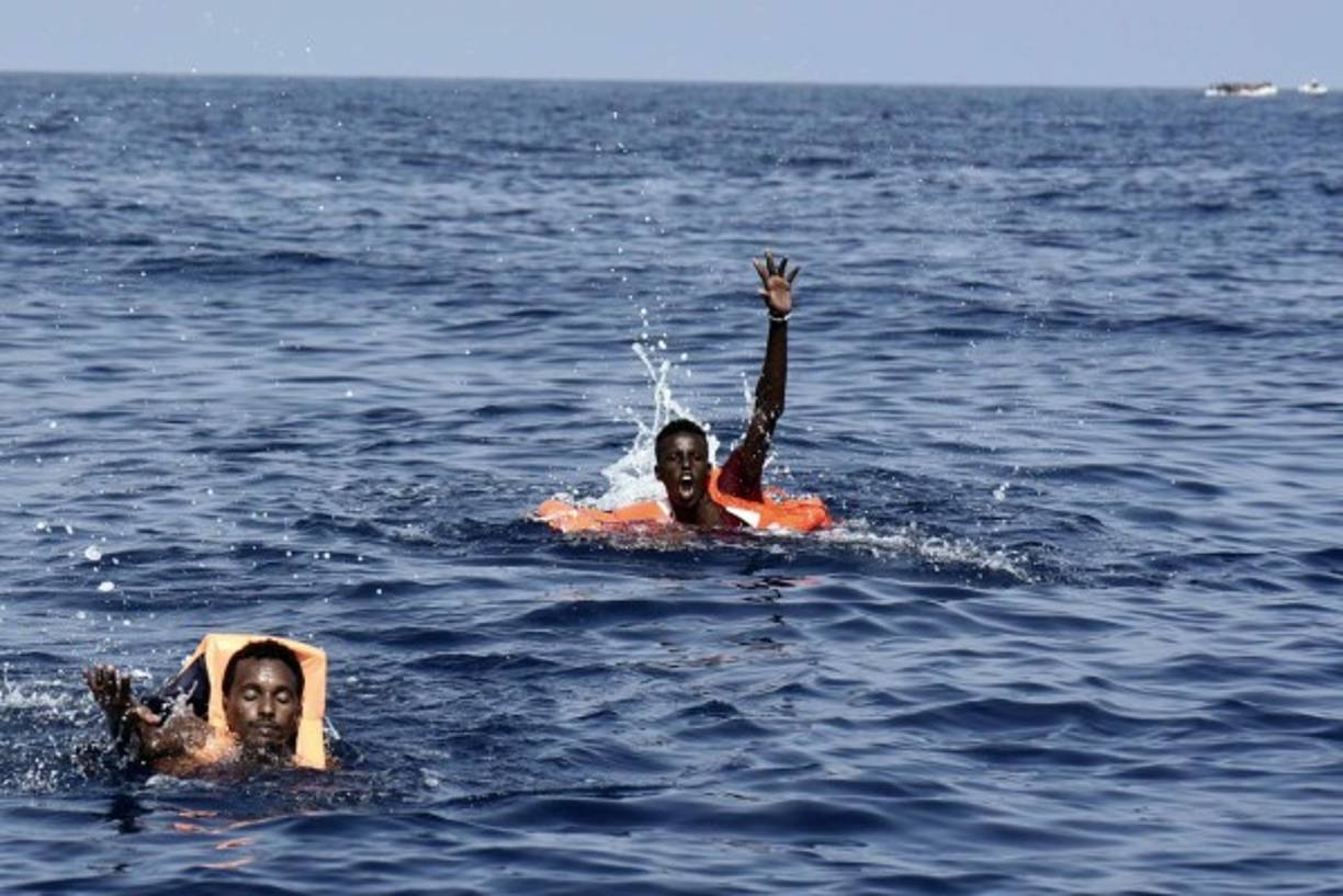 Un total de 7,189 refugiados e inmigrantes indocumentados han fallecido este año en su periplo hacia una vida mejor, la cifra global más alta registrada jamás por la Organización Internacional para las Migraciones (OIM). Ese número supone una media de 20 muertes por día, lo que indica que la cifra total de fallecimientos de refugiados e inmigrantes indocumentados puede aumentar aún entre 200 y 300 en lo que queda de año, afirmó la OIM. Según datos de la organización, todas las rutas habituales de migración -el Mediterráneo, el norte y el sur de África, África central y la frontera entre México y EUA- han registrado más fallecimientos que en 2015.<br/><br/>Las rutas del Mediterráneo fueron las más mortíferas: 4,812 personas murieron al tratar de cruzar el mar. Además, al menos 700 eritreos, etíopes, yibutíes y somalíes fallecieron por varias causas, incluidos accidentes de los vehículos que los transportaban en Sudán, Egipto y Libia, o por ataques violentos o falta de medicinas, comida, refugio o agua durante el viaje.<br/><br/>Centenares de inmigrantes indocumentados y refugiados perdieron la vida en América, especialmente en la frontera entre México y EUA, donde se encontraron 176 cuerpos sin vida en todo el año. La selva del Darién, entre Colombia y Panamá, ruta seguida también para dirigirse a Centroamérica e intentar entrar a EUA, se cobró al menos 30 vidas, la mayoría cubanos.