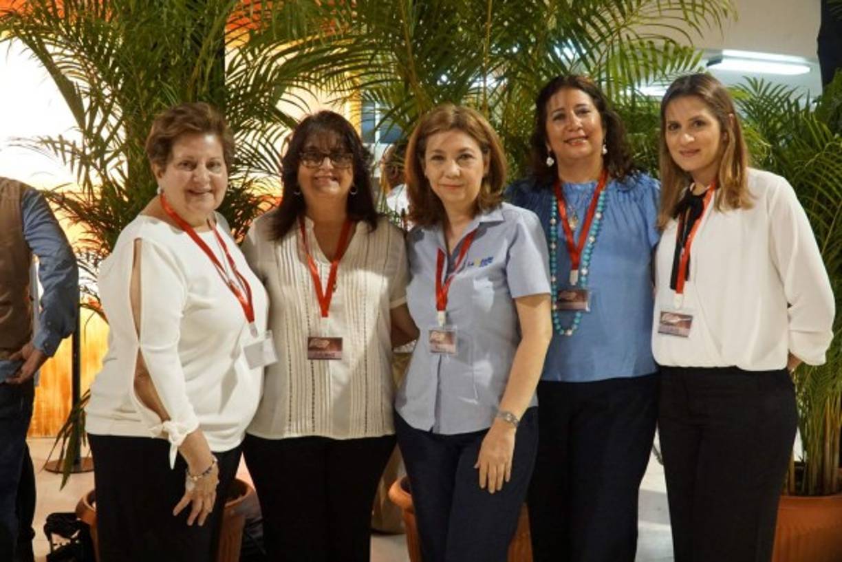 Martha Larach, Liliana Kafie, Provy Mejía, Elena Srouji y Laura Massu.
