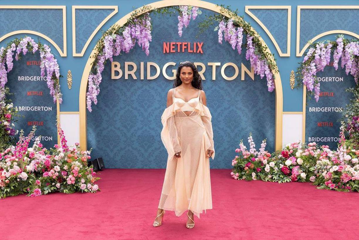 Simone Ashley llegó con un vestido sexy de Del Core, colección Otoño 2024.Agregó un par de zapatos de Christian Louboutin.