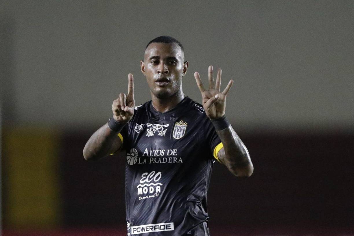 Carlos Small : El delantero panameño de 28 años ha tenido su año más prolífico en cuanto a goles. Anotó 21 en 39 juegos con el CAI, por lo que en Honduras tiene mercado ya que Motagua, Marathón y el Olancho FC han pensado en él para reforzar su ataque.