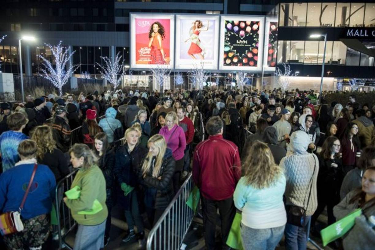 Desde muy temprano los compradores abarrotaron un famoso centro comercial de Minneapolis, Minesota, en los Estados Unidos.<br/>