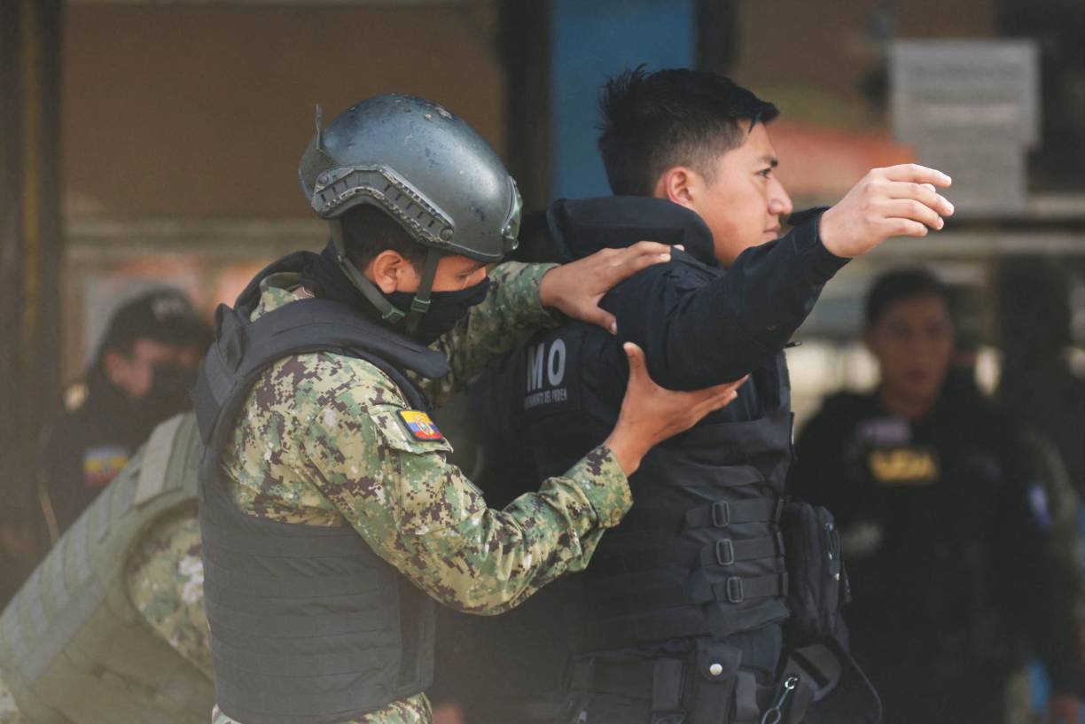 En apoyo a policías, cuyo número también se incrementó, los soldados armados con fusiles y escopetas reforzaron su presencia en los alrededores de la cárcel Guayas 1, pese a que no hubo nuevos reportes de enfrentamientos.