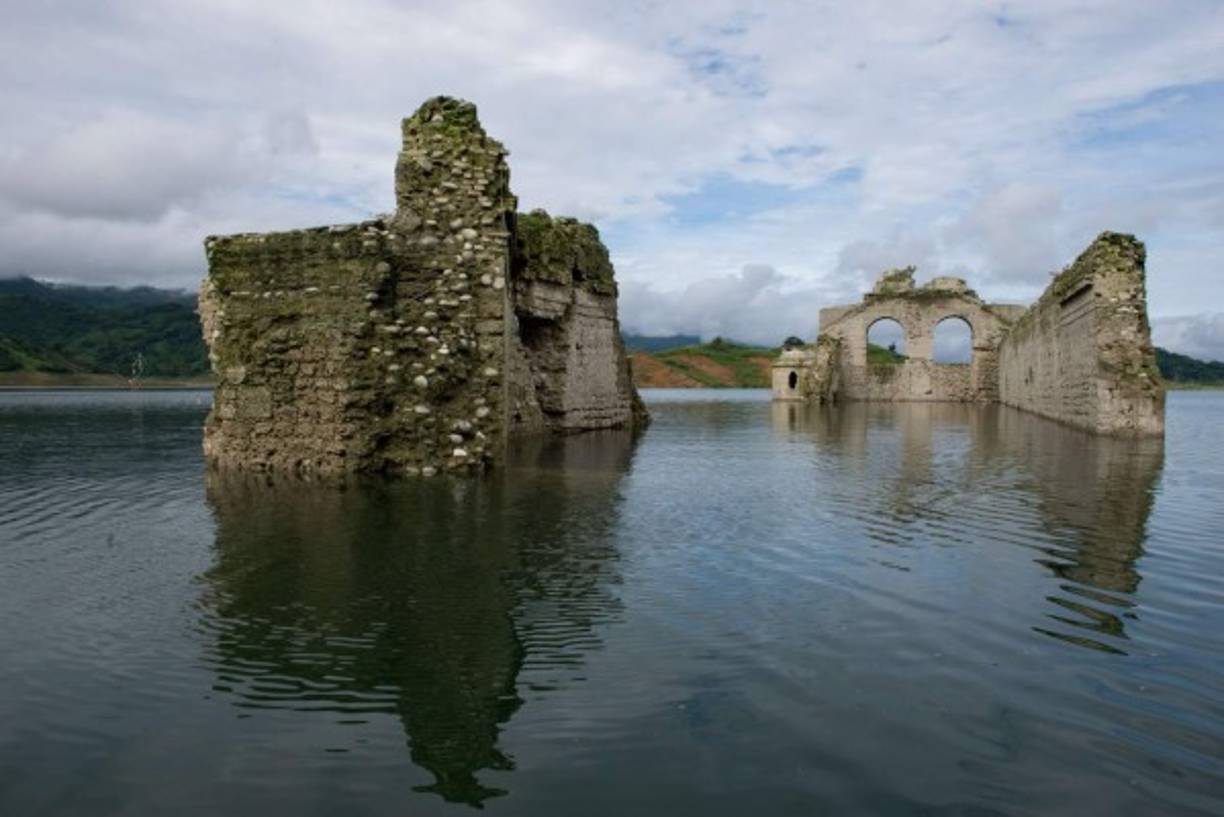 Las imágenes de la iglesia que resurgió de las aguas han tenido impacto mundial.