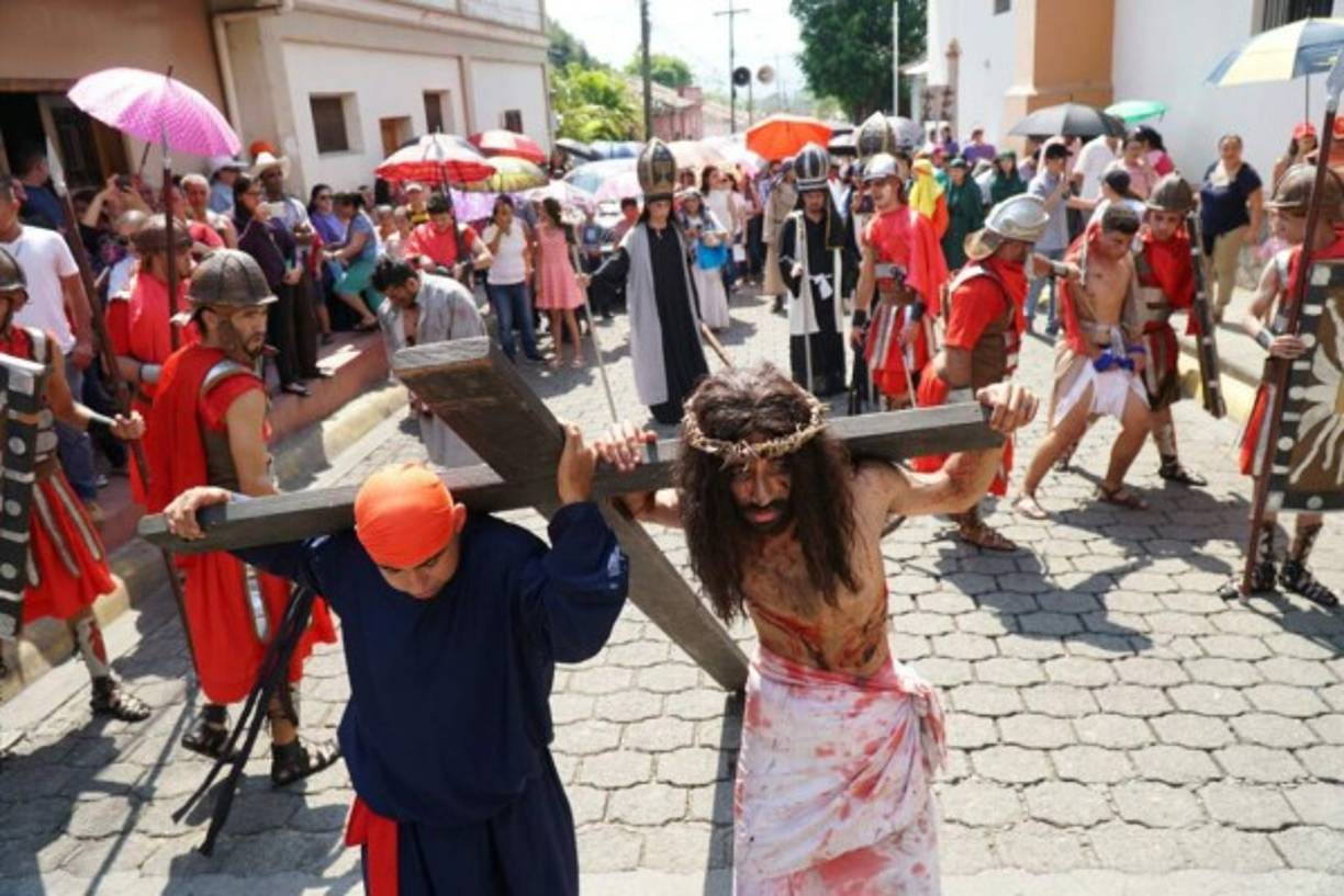 Según la tradición, la Santísima Virgen visitaba diariamente las Estaciones originales y San Jerónimo, Padre de la Iglesia, escribió sobre la multitud de peregrinos de todos los países que visitaban los lugares santos en su tiempo. Sin embargo, no existe prueba de una forma fija para esta devoción en los primeros siglos.