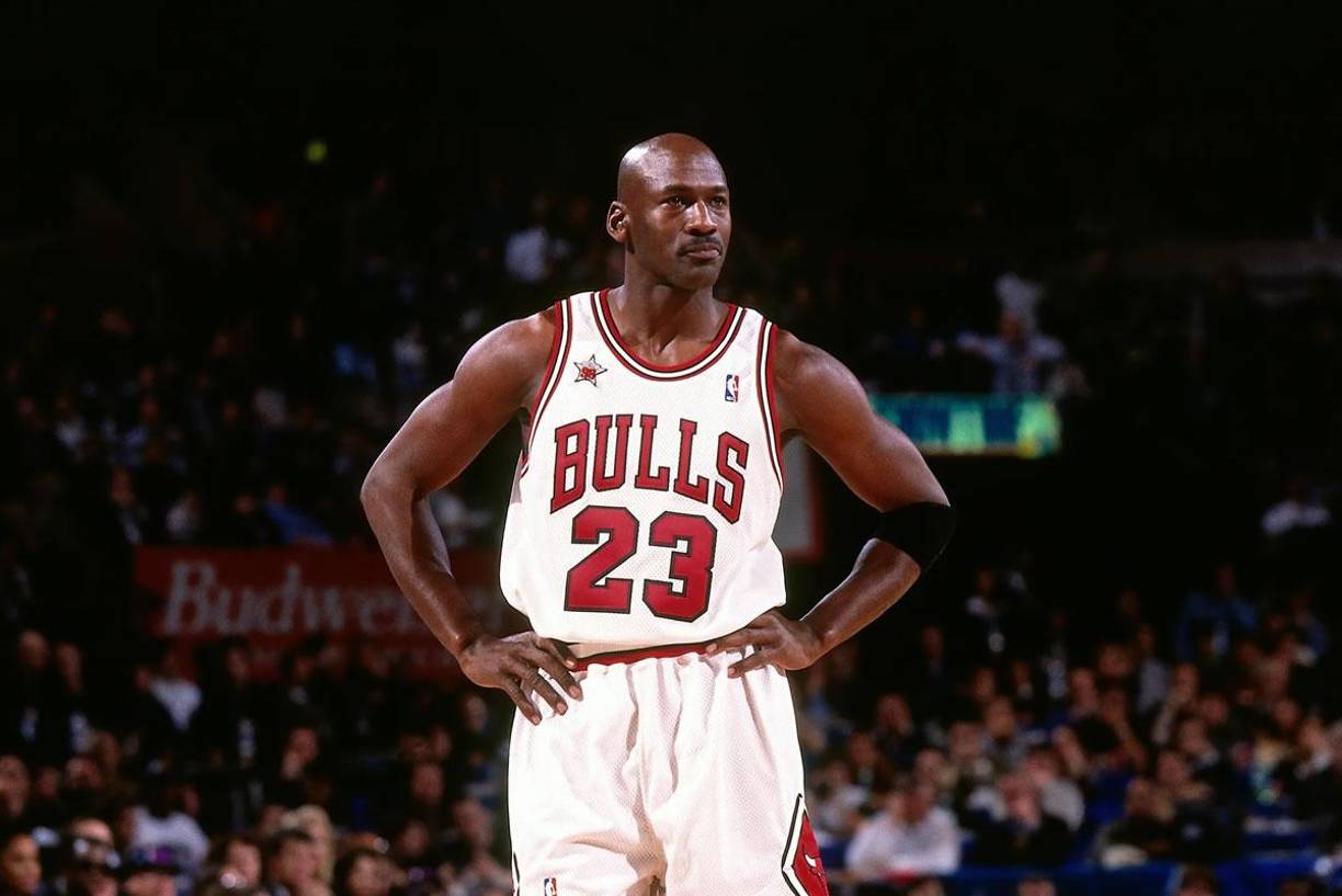 Michael Jordan se retiró tres veces de la NBA: 6 de octubre de 1993 con Chicago Bulls, 13 de enero de 1999 con el mismo equipo y 16 de abril de 2003 con Washington Wizards.
