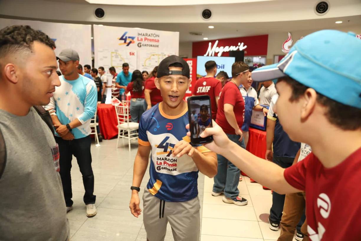 El influencer japonés ya se encuentra listo para una nueva Maratón, esta será su séptima.En la edición pasada tuvo que correr con muletas la ruta de 5 kilómetros, por la fractura de una rodilla, pero como todo unn guerrero no se rindió y llegó hasta el final.