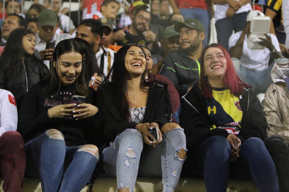Las chicas engalanaron en la previa del encuentro y a la espera del lindo encuentro en las semifinales.
