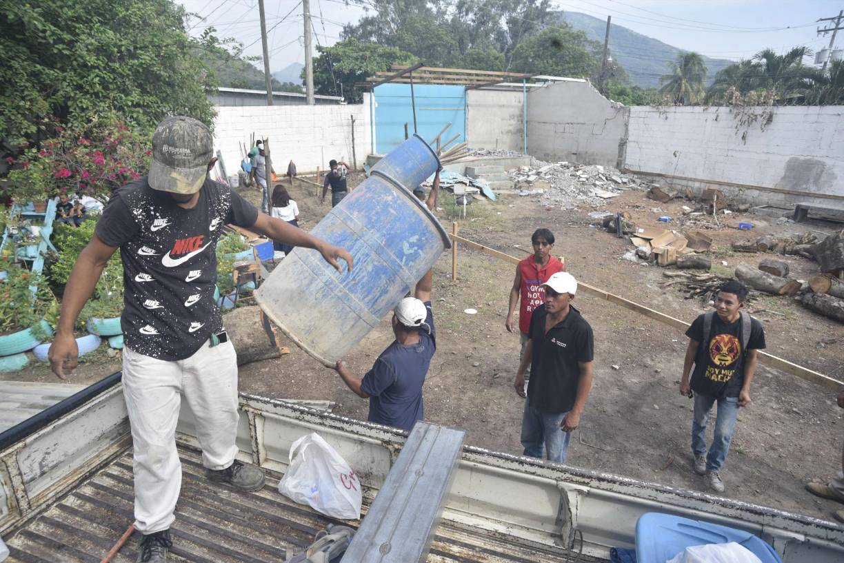 En el centro educativo básico José Azcona, aliados clave como el Colegio de Arquitectos de Honduras capítulo noroccidental y Taiwán, construyeron el muro perimetral.