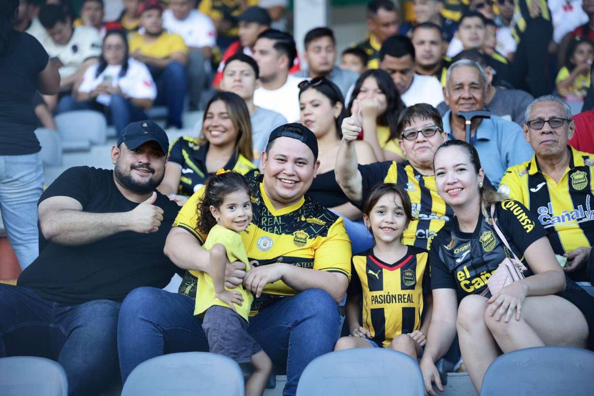 Así está el ambiente en el estadio Morazán de San Pedro Sula, que abre sus puertas tras meses en remodelación.