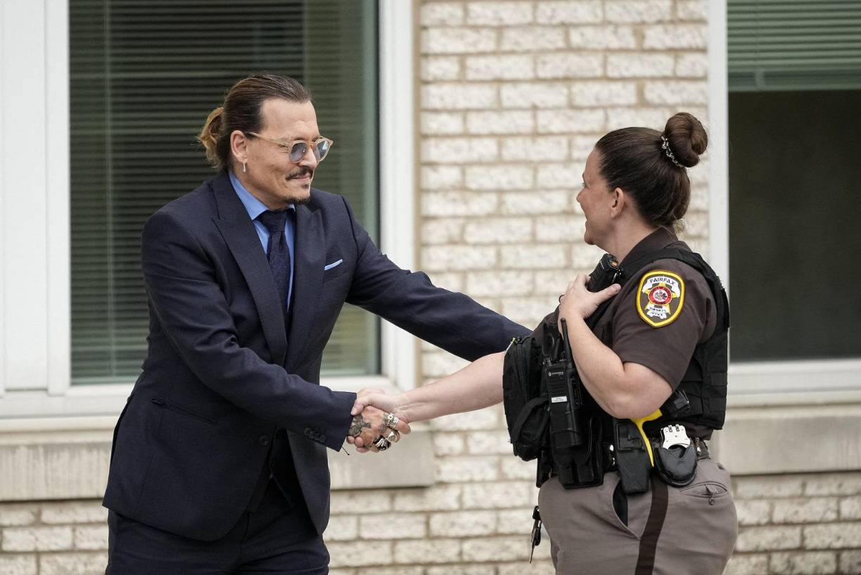 Mark Stephens afirmó que el equipo jurídico de Heard también cometió una serie de “errores tácticos” y fue superado por un conjunto de abogados más experimentados, que rápidamente fueron elogiados por los usuarios de las redes sociales que seguían el juicio a diario. “El equipo de Heard no estaba formado predominantemente por abogados especializados en difamación y se vieron superados en cada esquina. Se enfrentaron a un equipo muy fuerte de Depp”, contó Stephens.