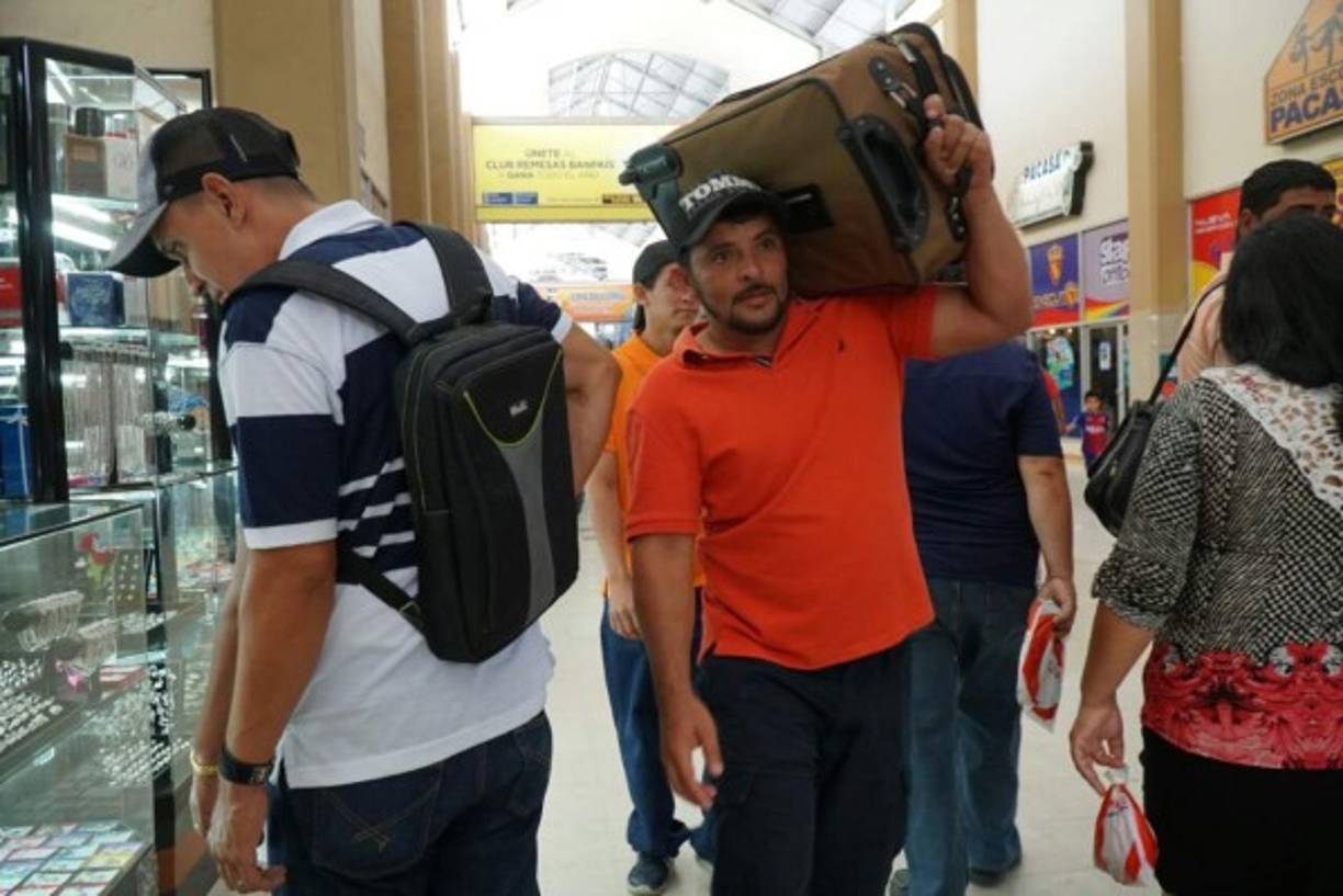 Maletas en mano, los viajeros se apresuran a retornar a sus hogares.
