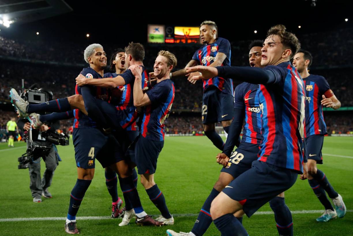 La celebración de los jugadores del Barcelona tras el gol Sergi Roberto ante el Real Madrid.