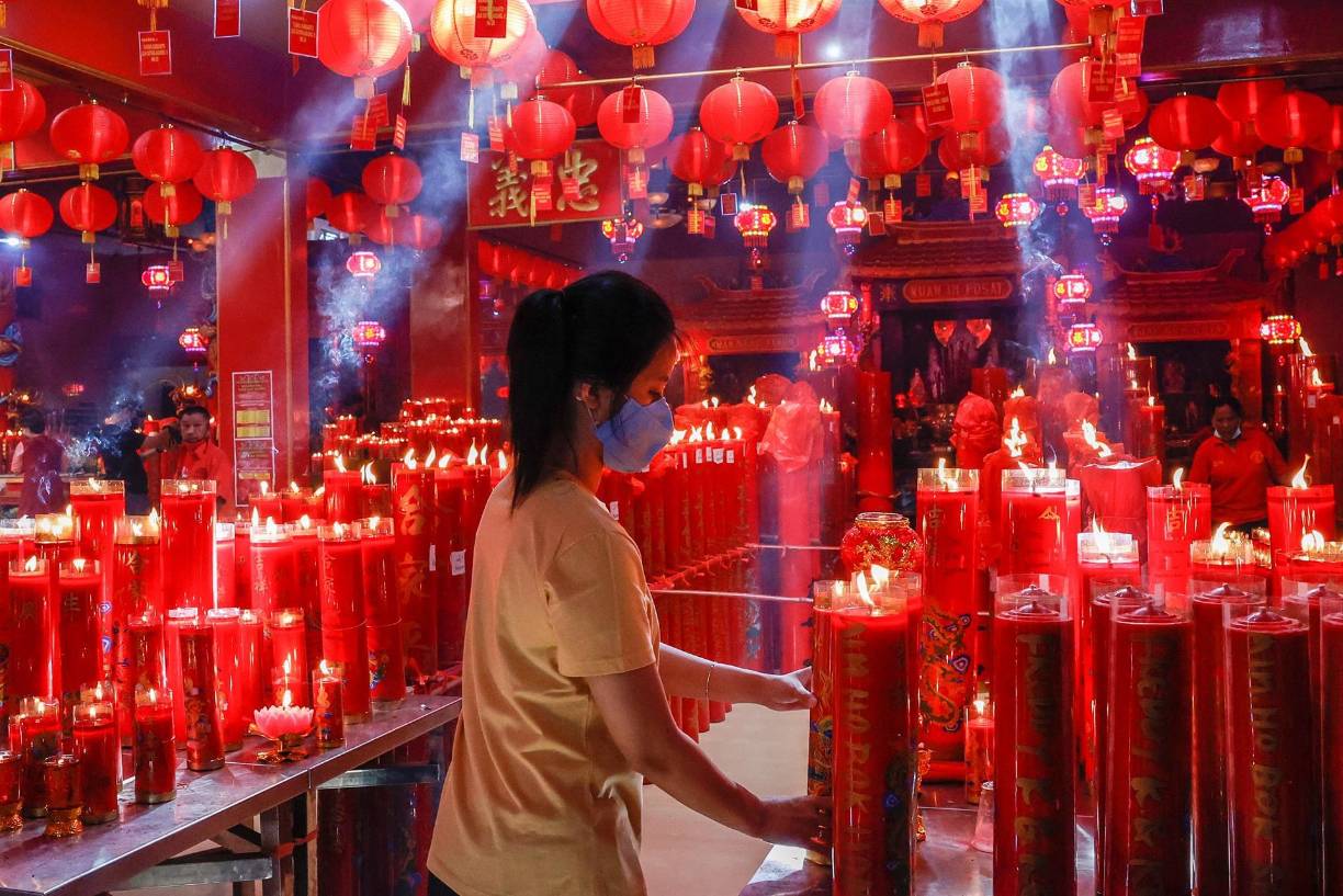 Algunas provincias piden a sus habitantes no moverse durante las fiestas y en las zonas industriales incluso ofrecen primas a los obreros para que se queden.