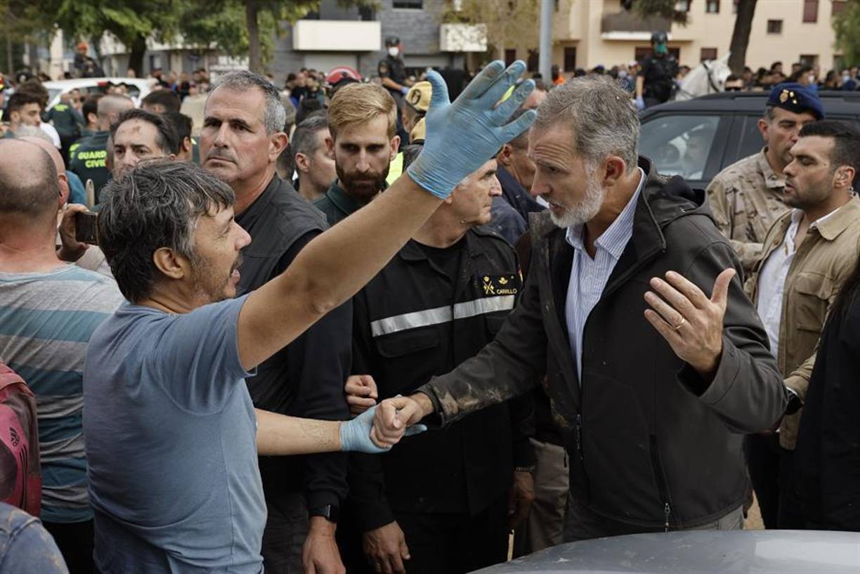 Un ciudadano dialoga con el rey de España durante la gira por una de las comunidades más devastadas por las inundaciones.