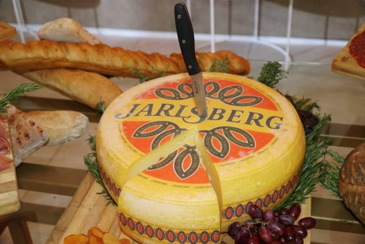 Los manjares Lo mejor en quesos y delicatessen europeos. El Jarlsberg fue furor y lo degustaron paladares exigentes de la noche.