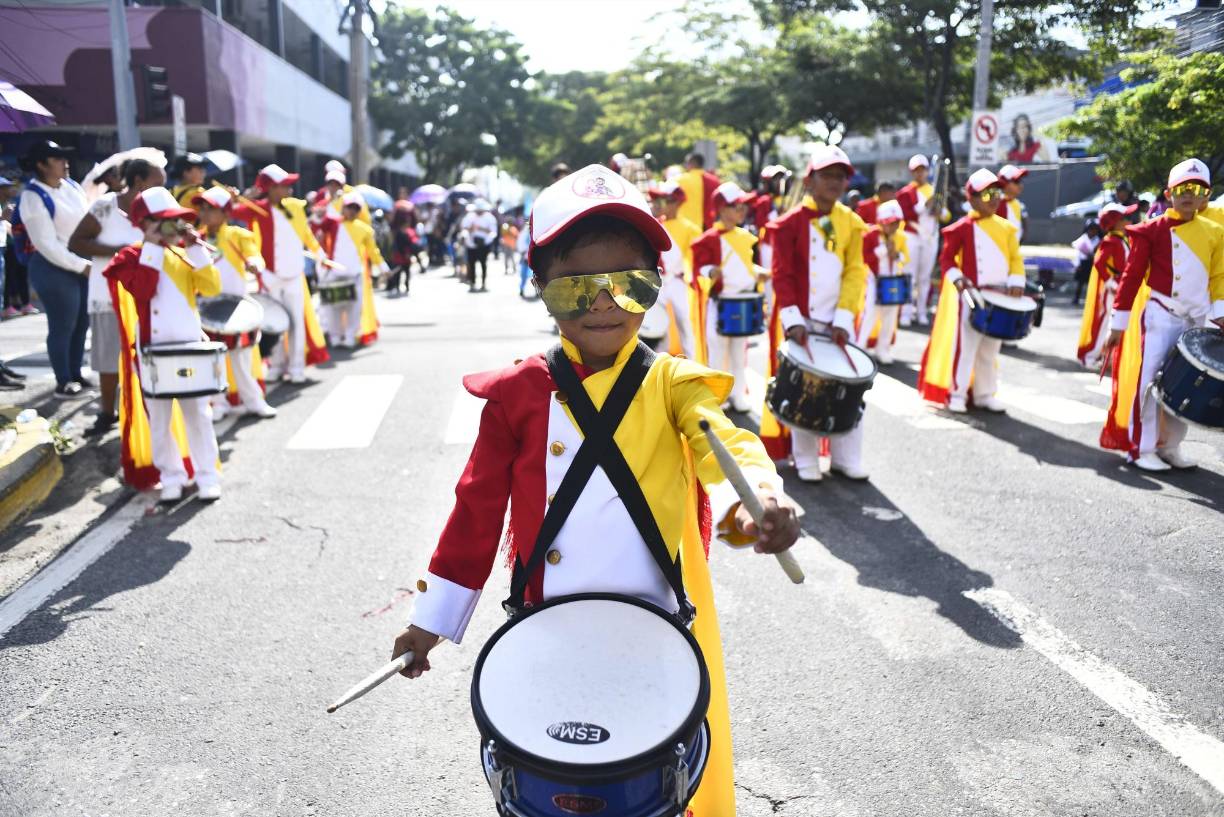 Cada banda de marcha que participó estaba encabezada por niños.