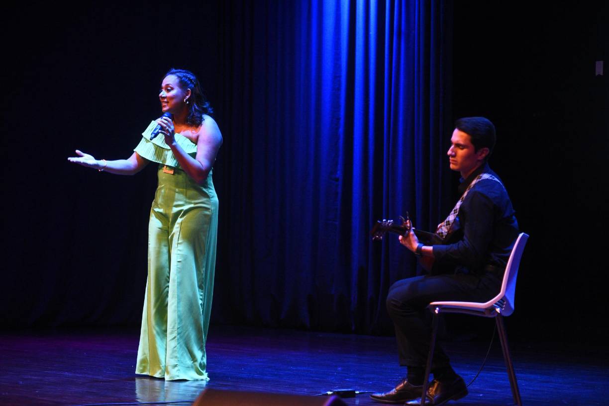 Voces de Estruendo fue una academia de música que estuvo presente en la gala “Esencia de Mujer 2024”, la cual honra a mujeres que resaltan por su aporte a la sociedad. 