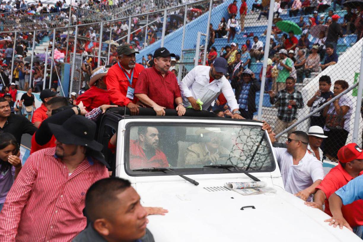 Sin embargo, fue el coordinador de Libre, Manuel Zelaya Rosales, quien convocó la marcha paralela. 