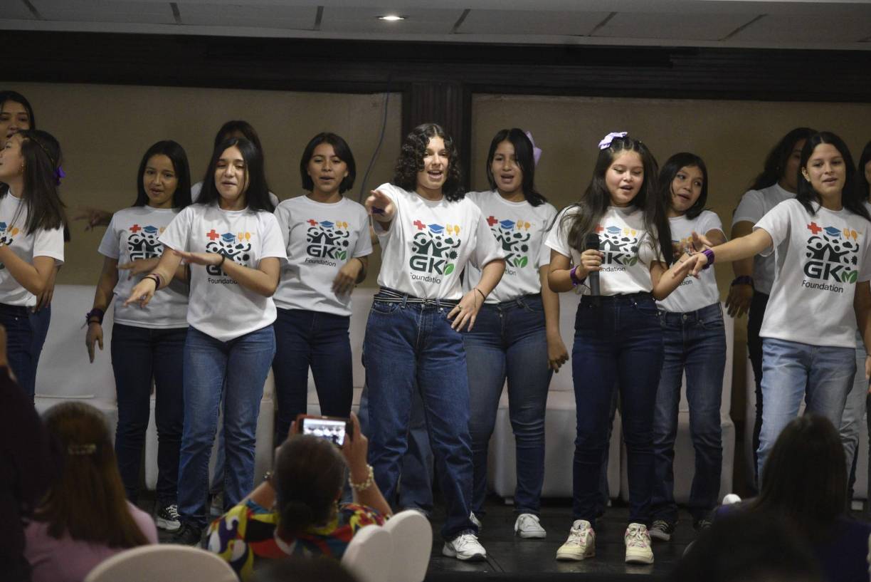 Las niñas en la presentación musical de GK Foundation Armenta Bilingual School