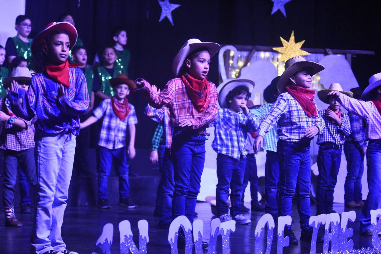 Los niños de primaria también realizaron un grandioso show. 