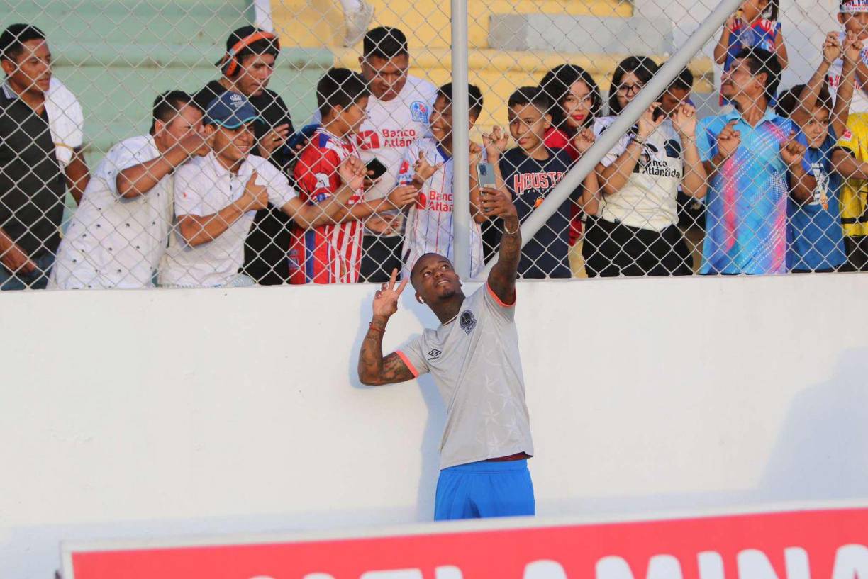 Previo al inicio del partido, algunos jugadores del Olimpia compartieron con los hinchas. Solani Solano tomándose fotos con la afición.