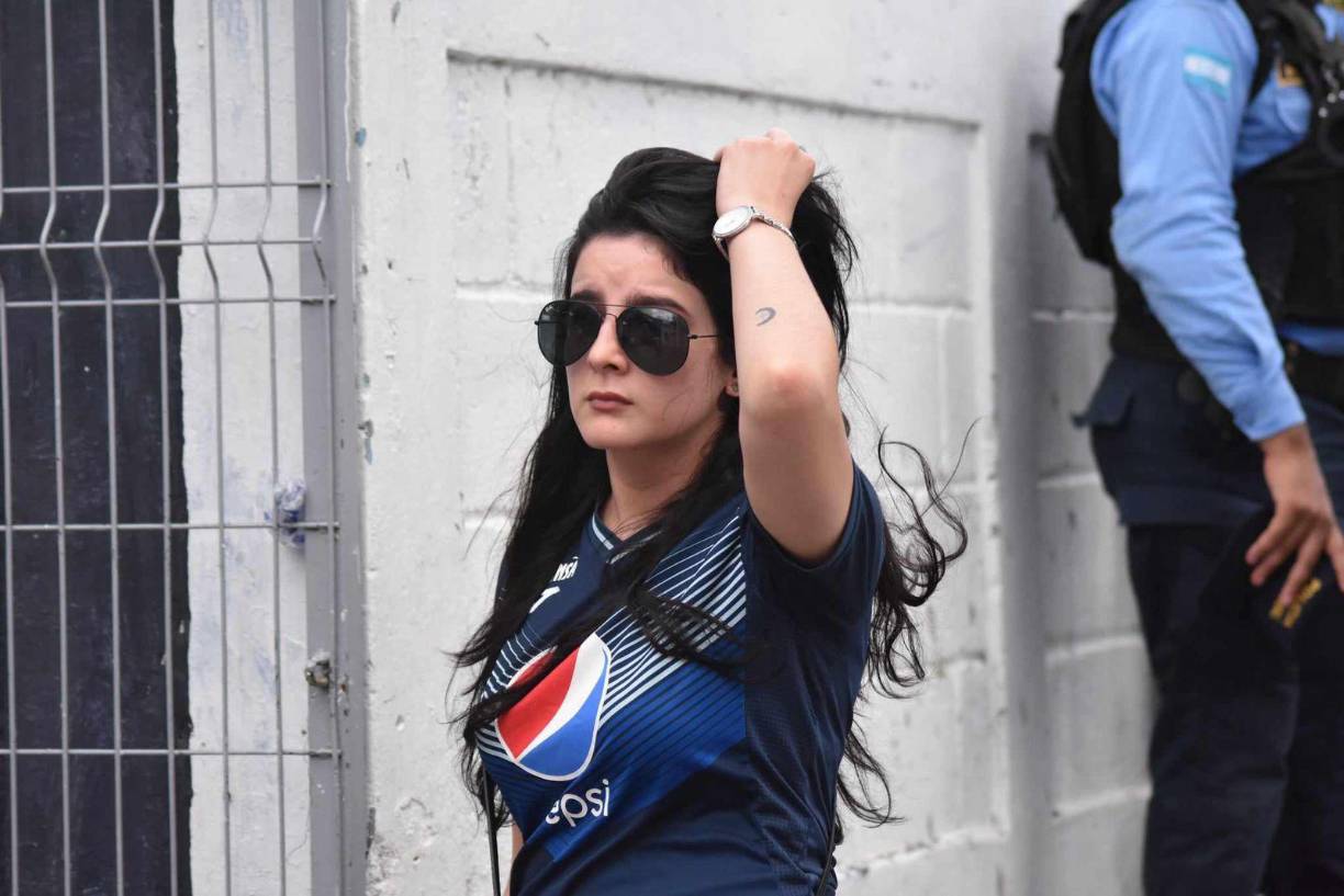 Lágrimas, silbidos, chicas y visita inesperada en debut del Motagua