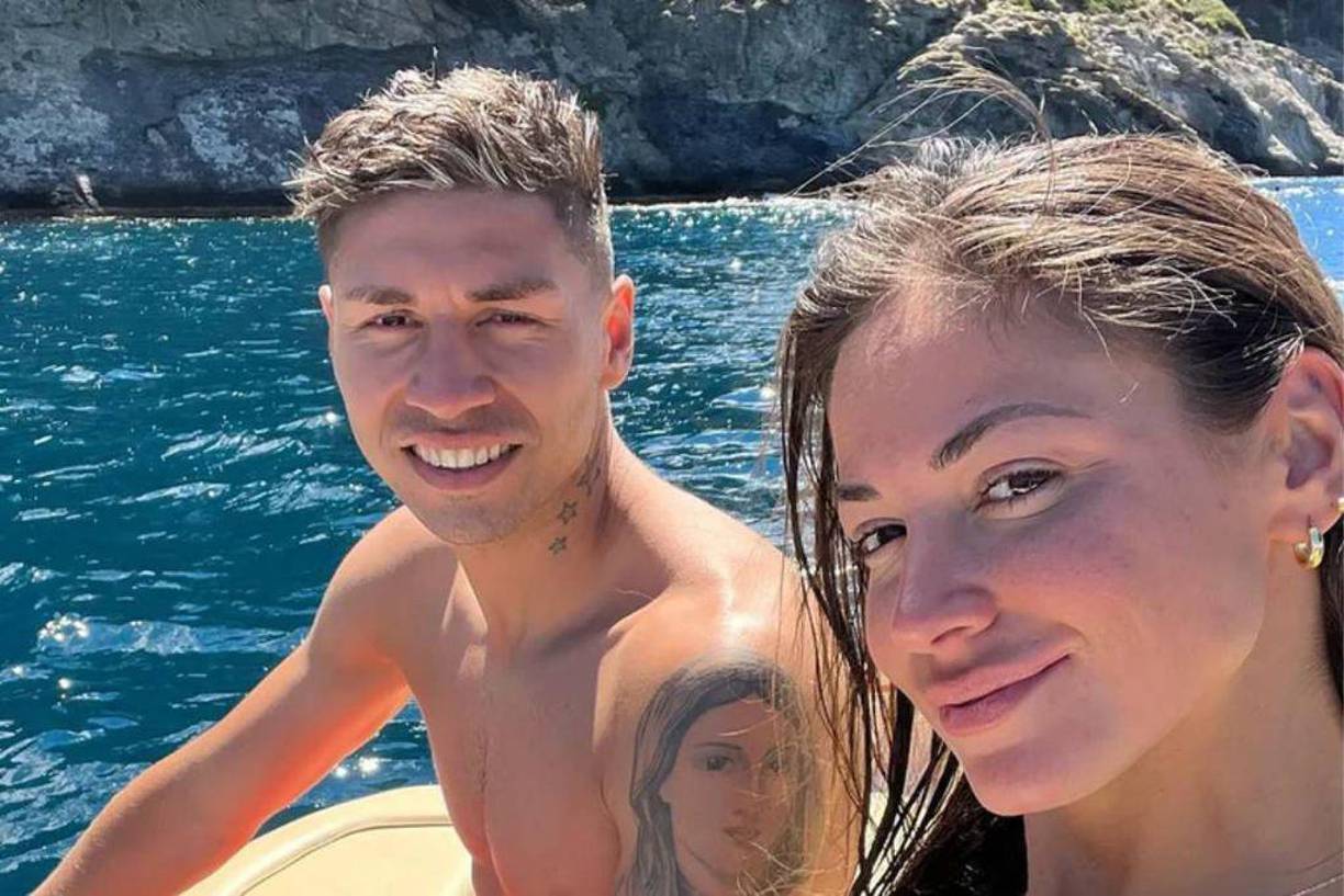 Gonzalo Montiel juega en el Sevilla y presume lo enamorado que está de la bella Karina Nacucchio.