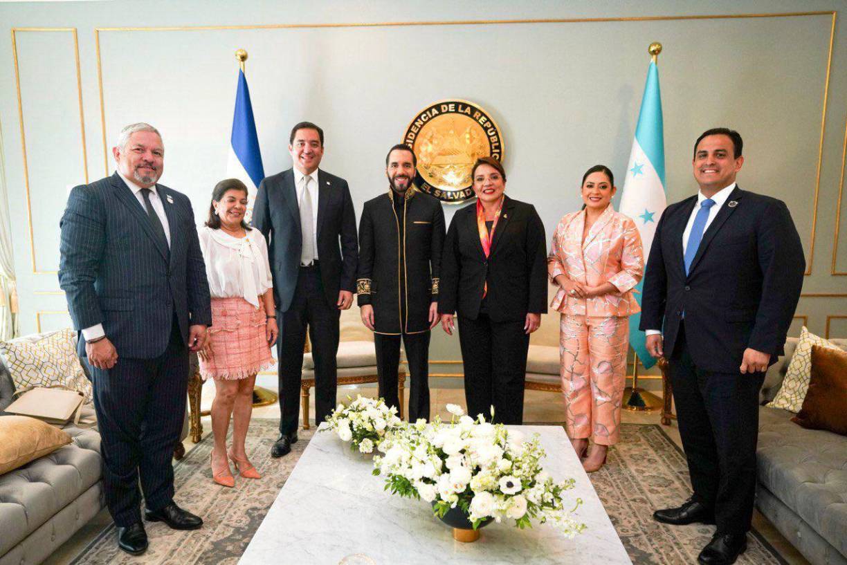 “La verdad que fue una muy buena reunión con el presidente Bukele, se habló de varios temas específicos (...), trabajar en varios temas de materia conjunta, por ejemplo, afianzar más la relación comercial, económica, ir progresando más en el tema de unión aduanera, servir como un eje muy importante en el tema de la integración centroamericana”, subrayó.
