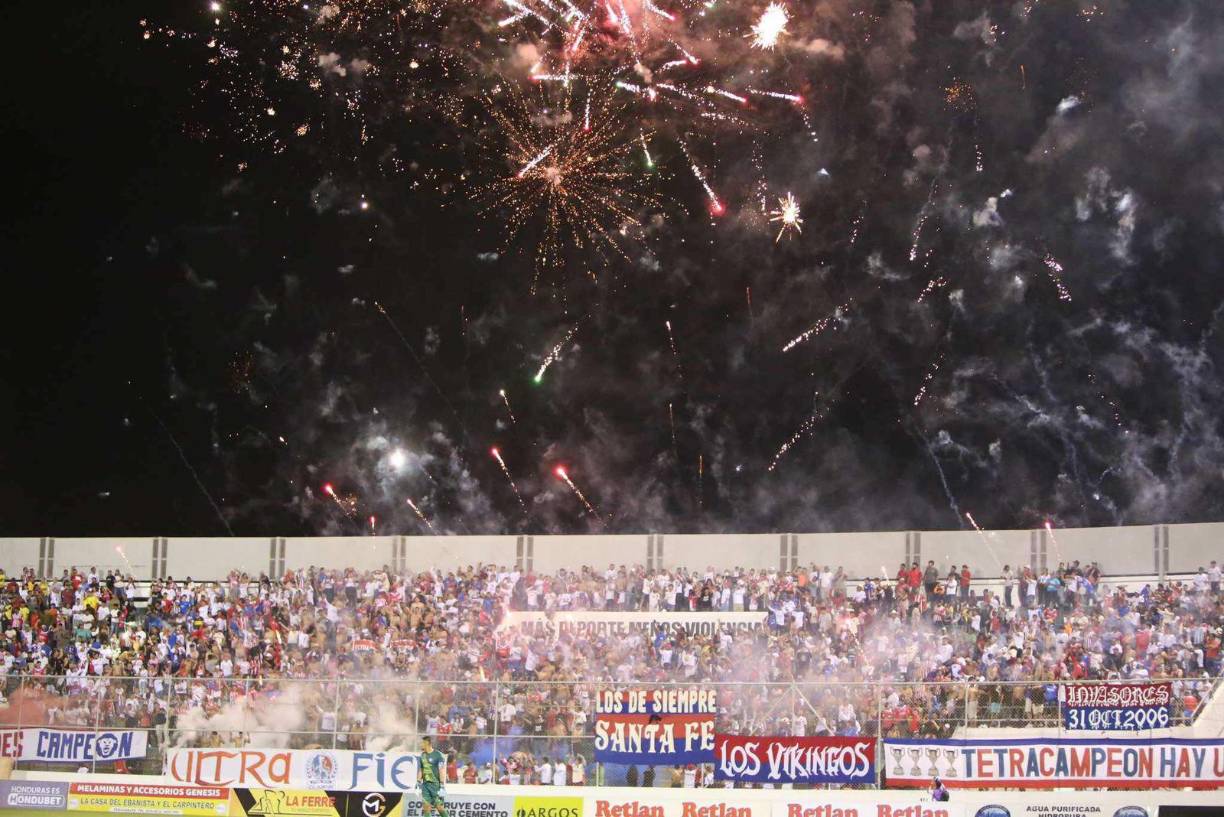 Los fuegos artificiales también se hicieron presentes en el Carlos Miranda.