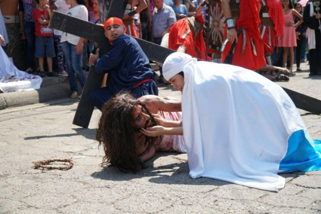 a costumbre de rezar las Estaciones de la Cruz comenzó en Jerusalén. Ciertos lugares de la Vía Dolorosa (aunque no se llamaba así antes del siglo XVI) fueron reverentemente marcados desde los primeros siglos en esa ciudad.