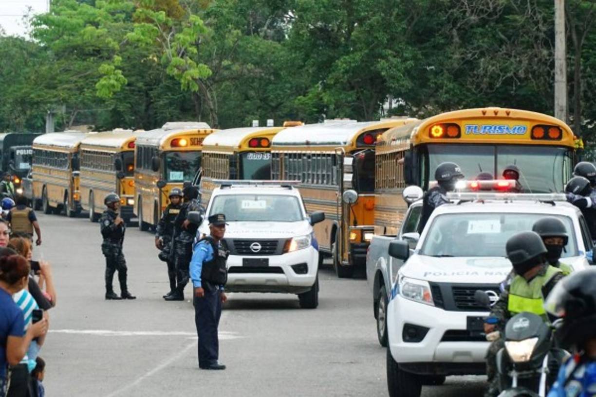 Los privados de libertad fueron transportados en varios autobuses custodiados por unidades de la Policía Militar.