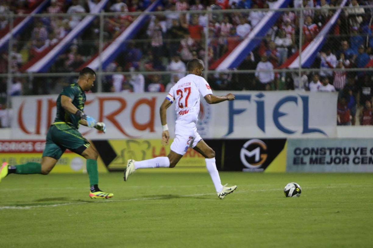 El capitán Jerry Bengtson ingresó solo para firmar el tercero tras aprovechar un errorazo del portero Argueta.