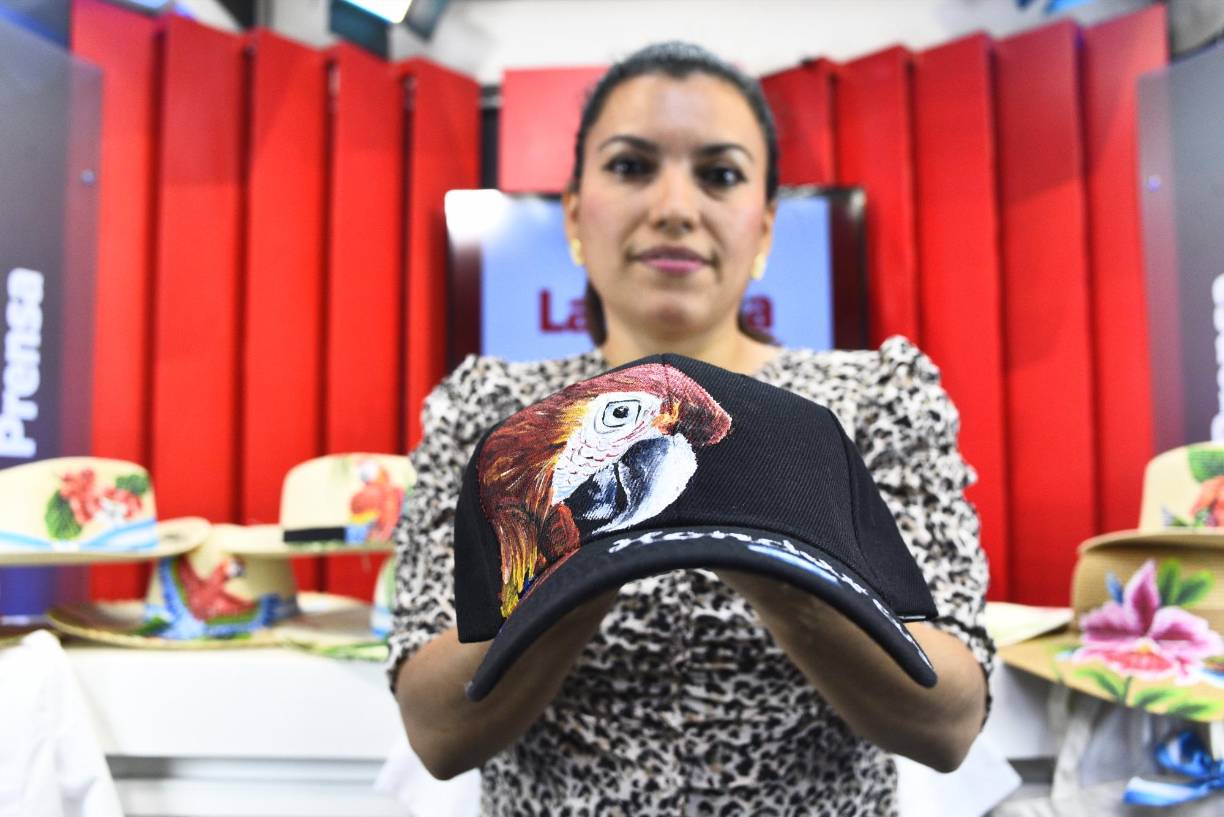 Danubia añadió que sus trabajos son expuestos en sus redes sociales como Mi Espacio Artístico o podrían contactarla al número +504 9583-6096.