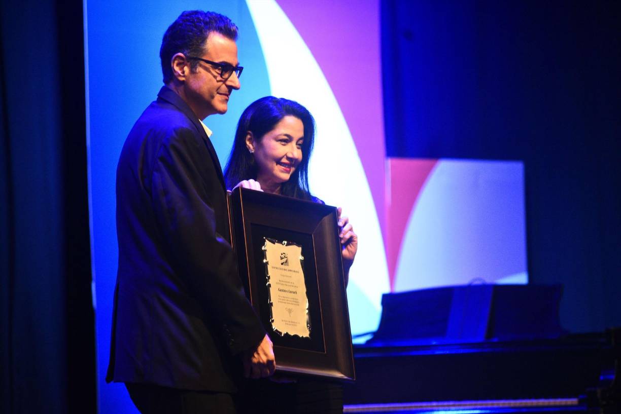 Momento en que se le hace entrega de la placa honorífica a Gustavo Larach, homenajeado de la velada. 