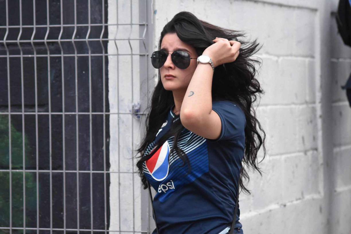 Las bellas chicas también se hicieron presentes en el recinto para apoyar a Motagua. 