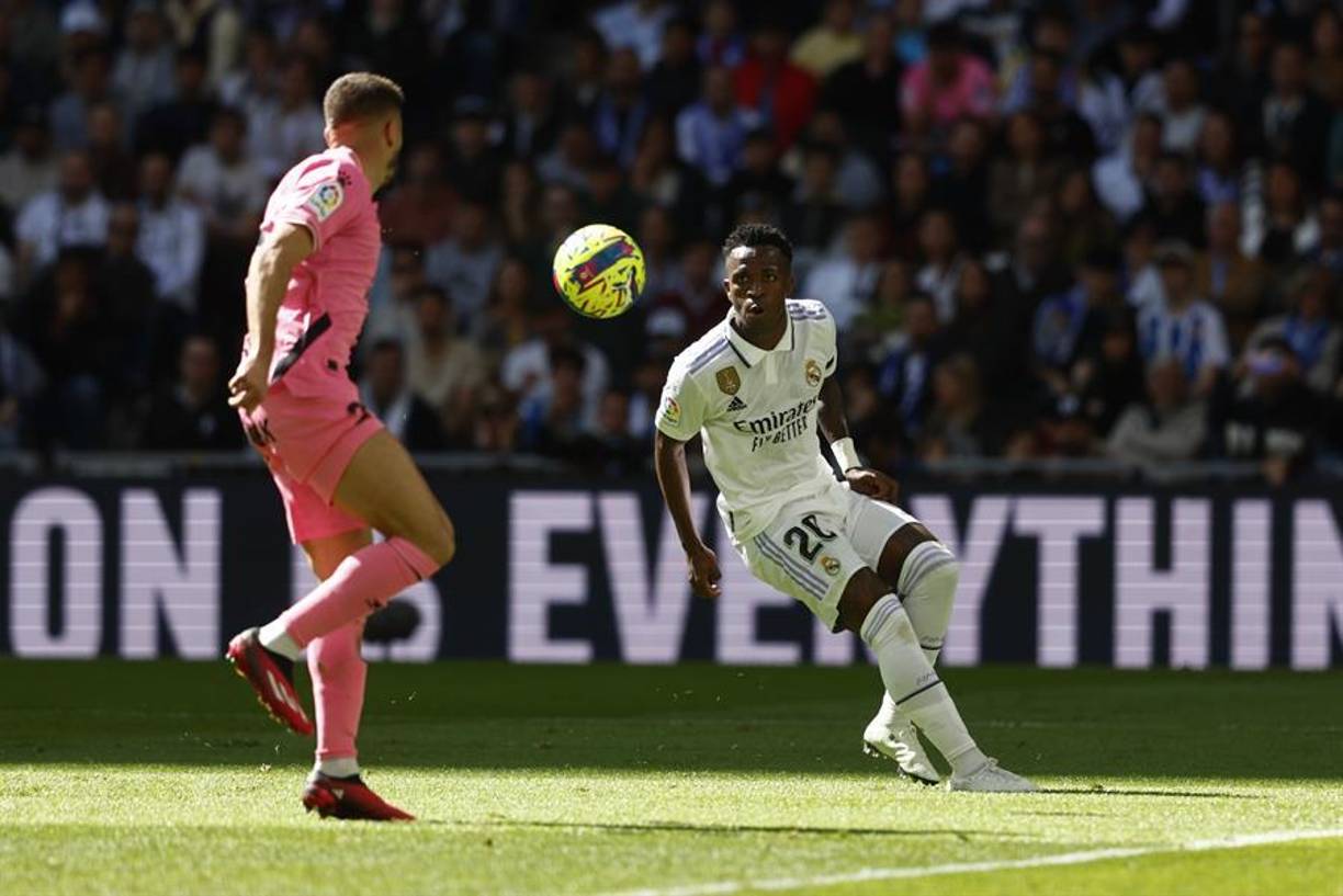 Es su octava tarjeta en La Liga, lo que le convierte en el tercer jugador más amonestado en la competición tras Alex Baena del Villarreal y Javi Sánchez del Real Valladolid. El brasileño tuvo que ser calmado en sus protestas por Toni Kroos.