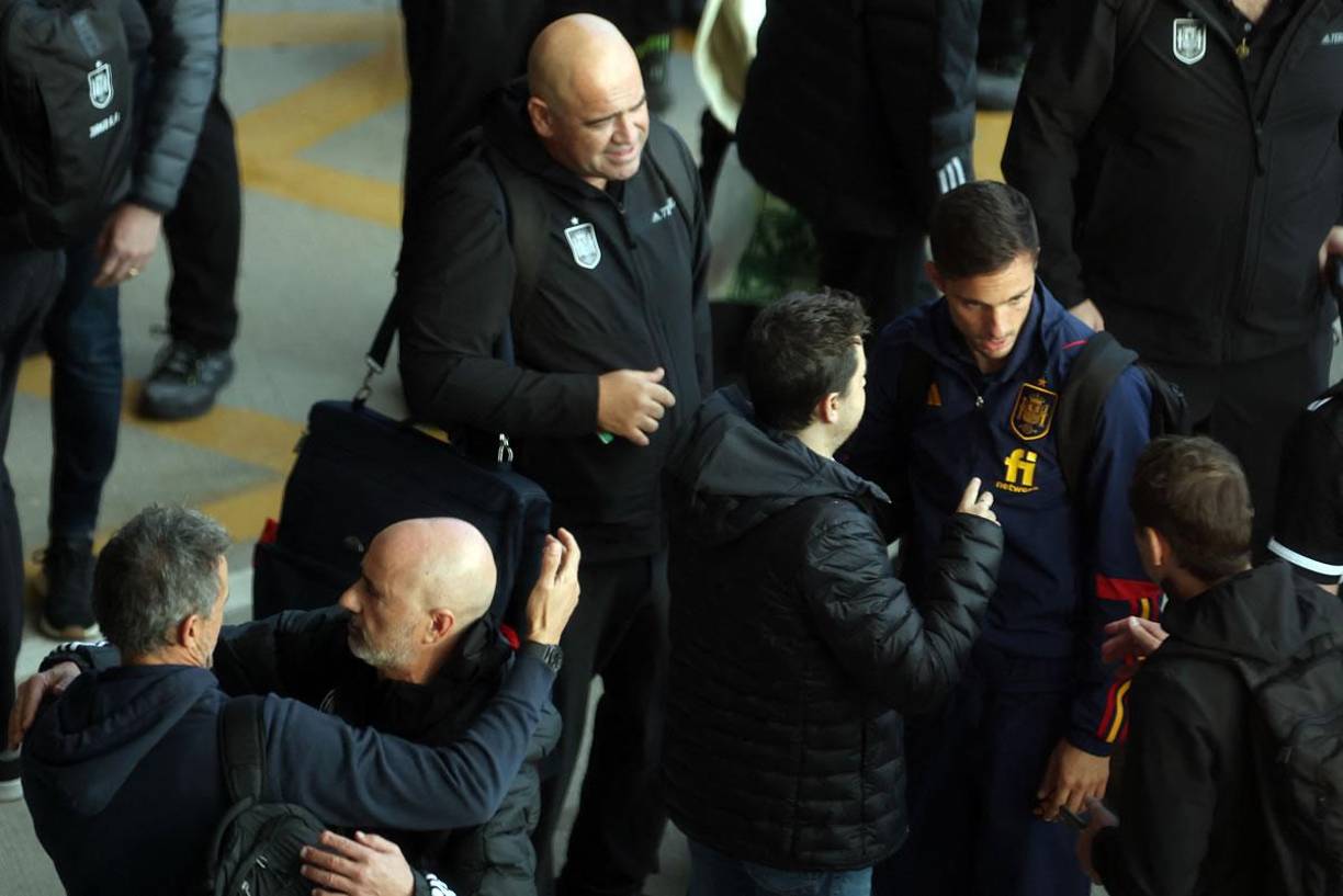 Los catorce jugadores que tomaron el avión junto con Luis Enrique y su cuerpo técnico fueron Pablo Sarabia, Alejandro Balde, Aymeric Laporte, Gavi, Sergio Busquets, Pau Torres, Ferrán Torres, Dani Olmo, Unai Simón, Yeremi Pino, Pedri, Ansu Fati, Nico Williams y David Raya.