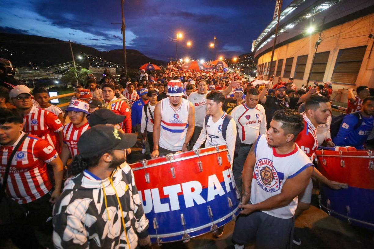 Los aficionados olimpistas pusieron el ambiente en la previa del duelo ante el conjunto canalero. 